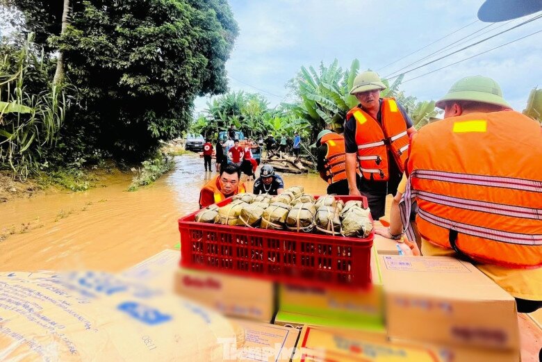 Những ngày qua, các cấp Hội Phụ nữ trên địa bàn tỉnh Nghệ An, đặc biệt tại các xã, phường như Nhân Hòa, Yên Na, Tam Quang, Nga My, Con Cuông..., đã tích cực vào cuộc, chung tay hỗ trợ người dân vùng lũ bằng nhiều việc làm thiết thực. Hàng trăm suất cơm, bánh chưng, cá hộp… đã được cán bộ, hội viên phụ nữ chuẩn bị chu đáo, kịp thời gửi tới bà con vùng lũ. Giữa cơn lũ dữ, hình ảnh những người nông dân, những chị em phụ nữ chân lấm tay bùn nhưng nấu từng suất cơm, gói từng chiếc bánh chưng,… đã viết nên những câu chuyện đẹp, nhân lên sức mạnh cộng đồng để cùng nhau vượt qua hoạn nạn.