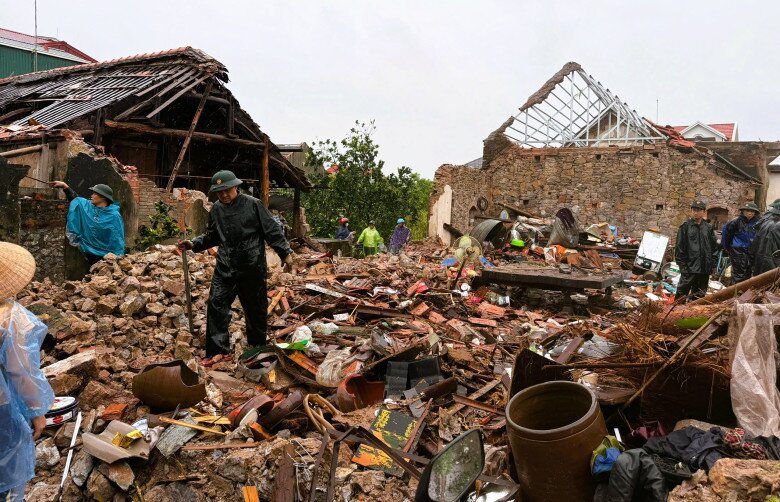 Cảnh một nhà dân bị sập hoàn toàn sau giông lốc, một số ngôi nhà bên cạnh tốc hết mái