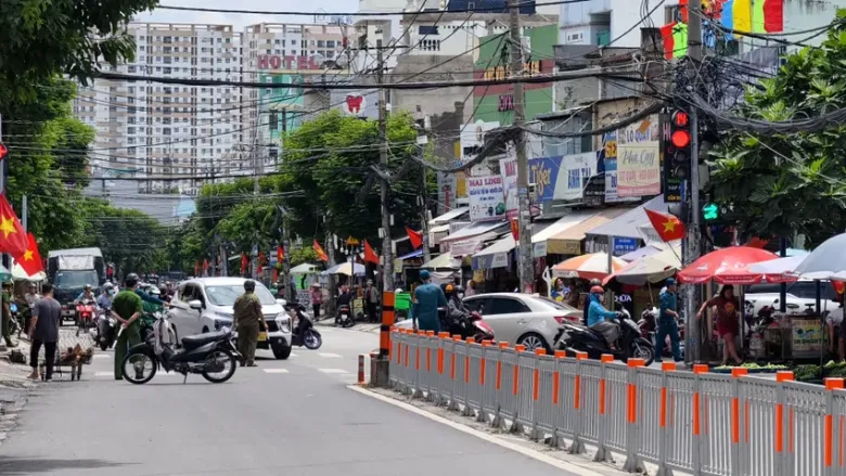 Cảnh sát phong tỏa hai đoạn đường để phục vụ khám nghiệm, điều tra. Ảnh: NT