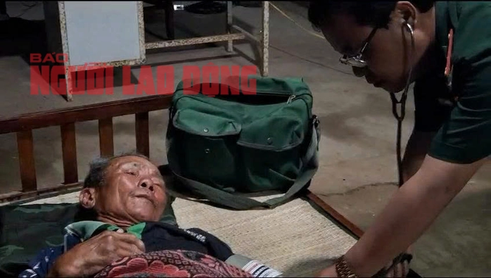 Lực lượng biên phòng hỗ trợ 4 ngư dân bị nạn
