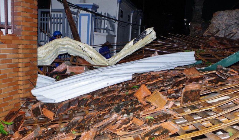 Mái tôn bị vò nát, mái ngói bị lật tung, vỡ nát sau vụ giông lốc