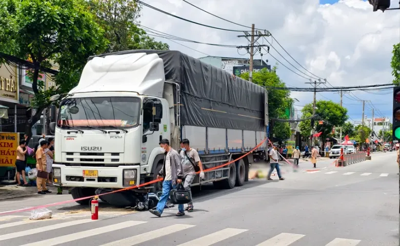 Đến hơn 13 giờ chiều cùng ngày, hiện trường vẫn đang được xử lý. Ảnh: NT