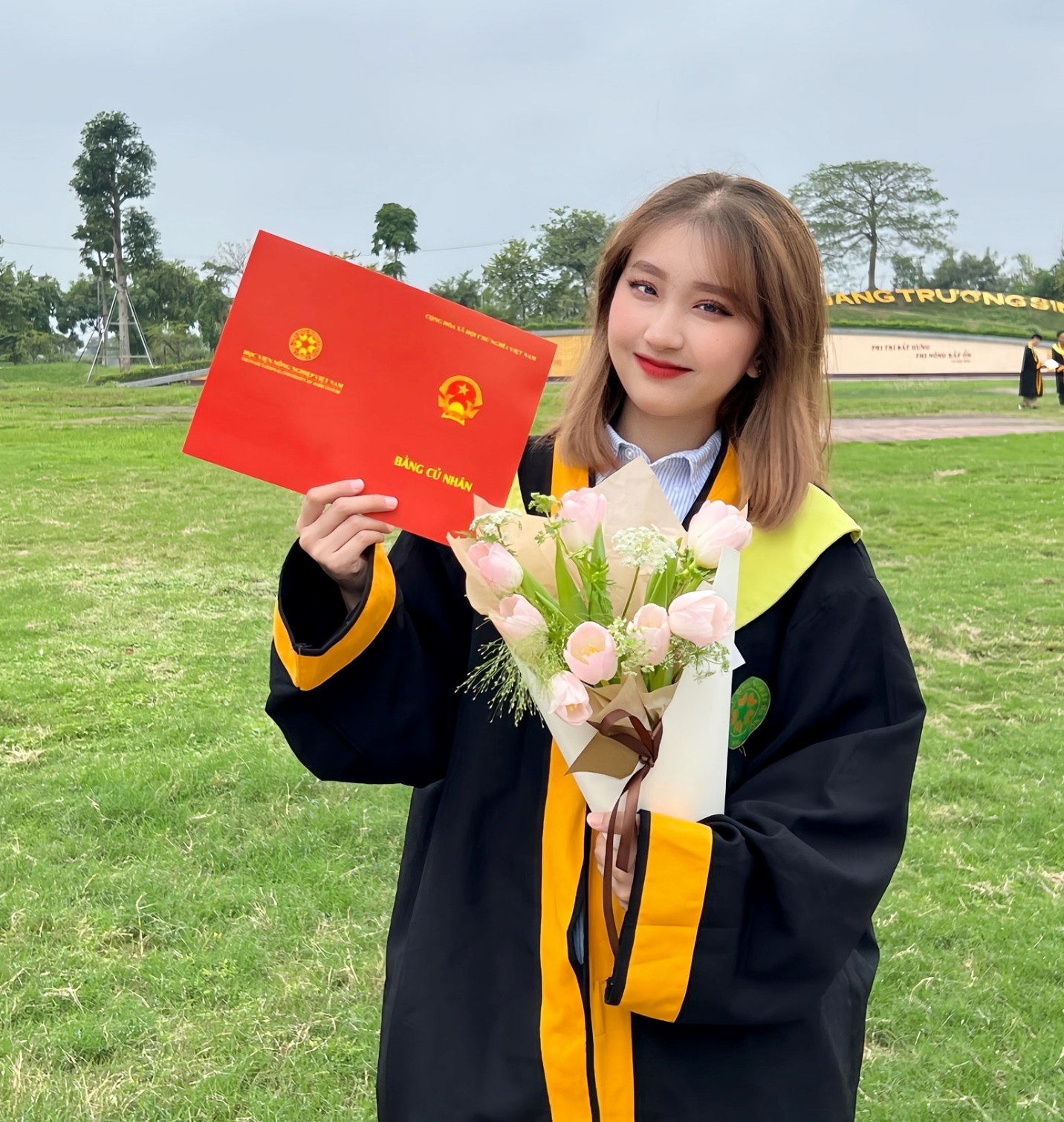 Sau khi tốt nghiệp đại học, Thu Quỳnh quyết định theo tiếng gọi của con tim, viết tiếp truyền thống gia đình