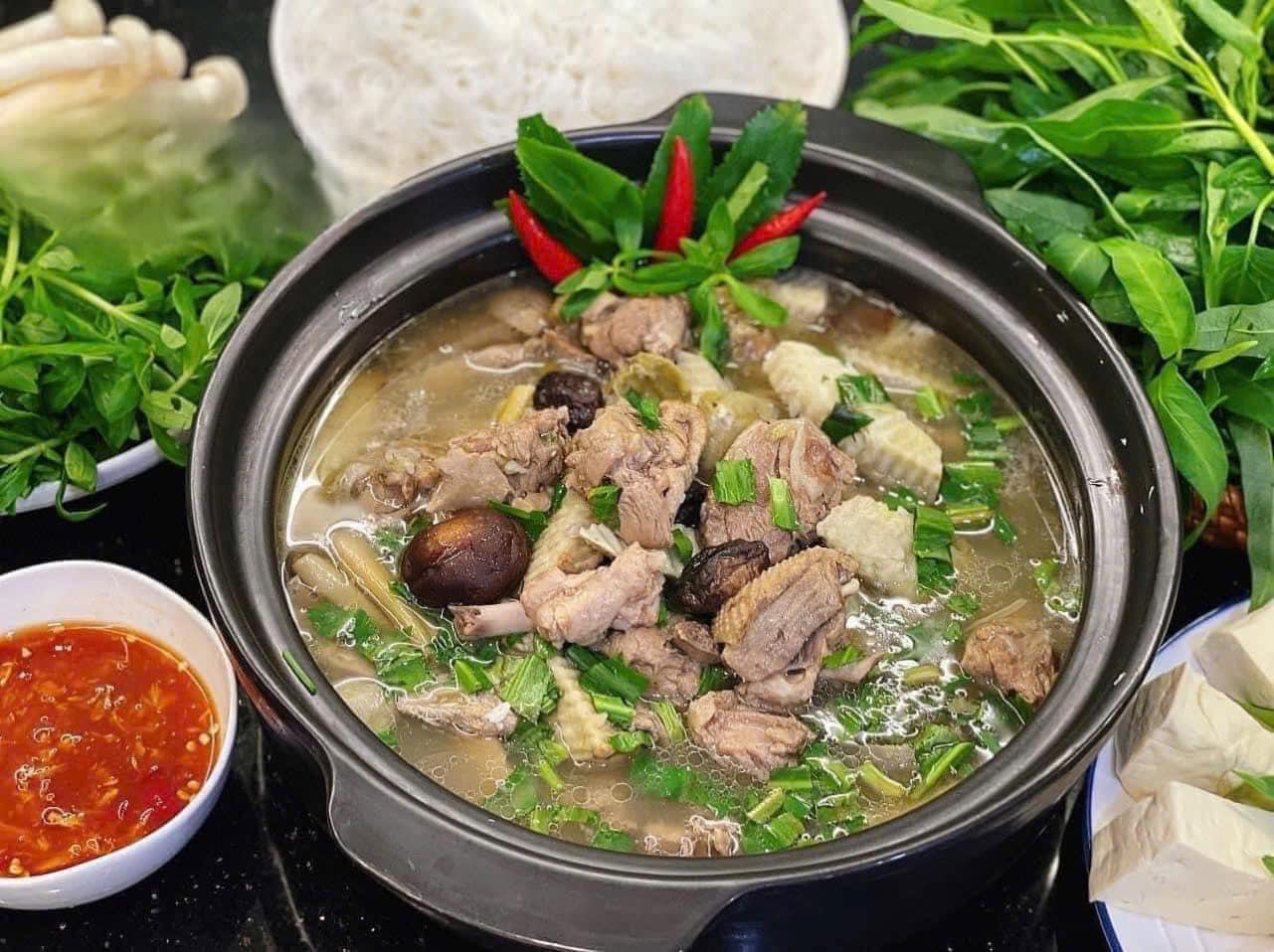 Lẩu vịt om sấu càng thích hợp để tụ tập liên hoan
