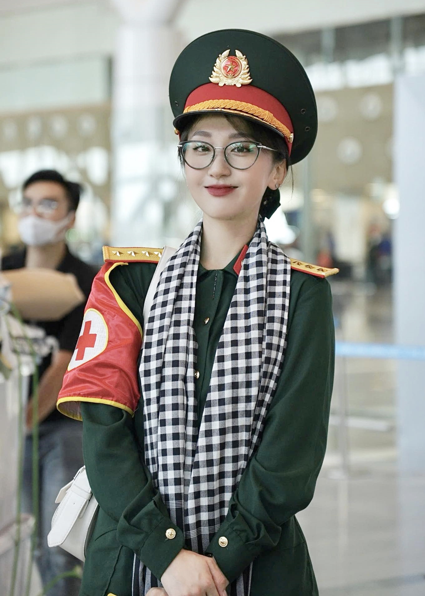 Thu Quỳnh gây ấn tượng bởi hình ảnh một nữ chiến sĩ xinh đẹp, dễ thương