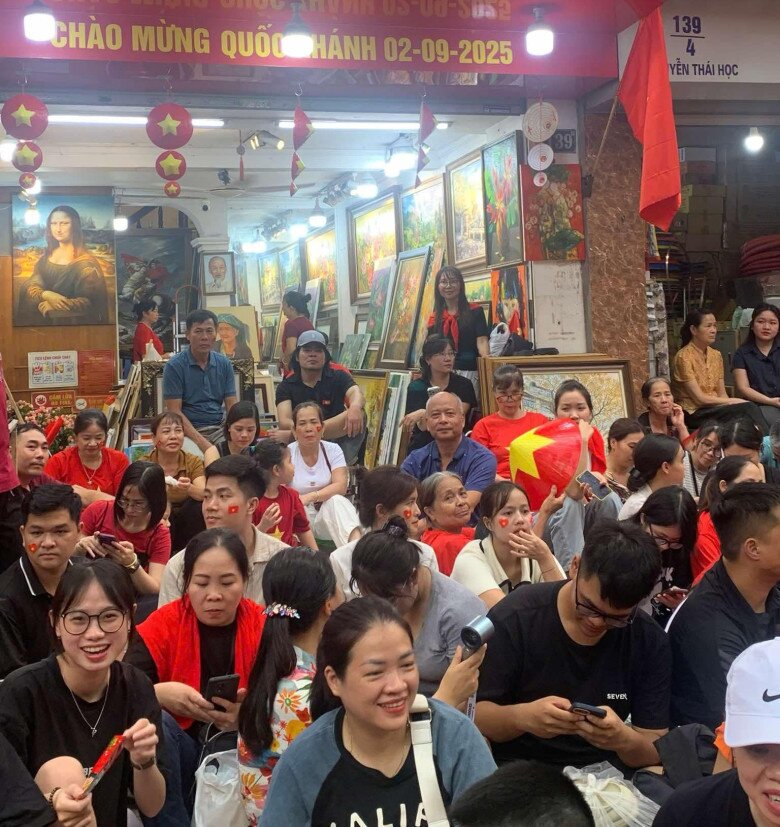 Mọi người dừng chân trước cửa hàng của chị Phương Anh