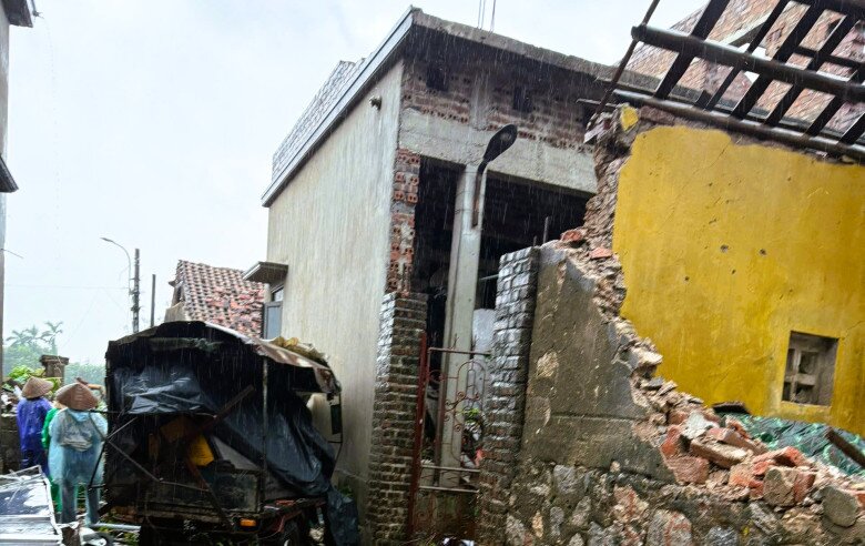 Lực lượng chức năng tỉnh Ninh Bình hỗ trợ người dân khắc phục hậu quả sau mưa bão số 5