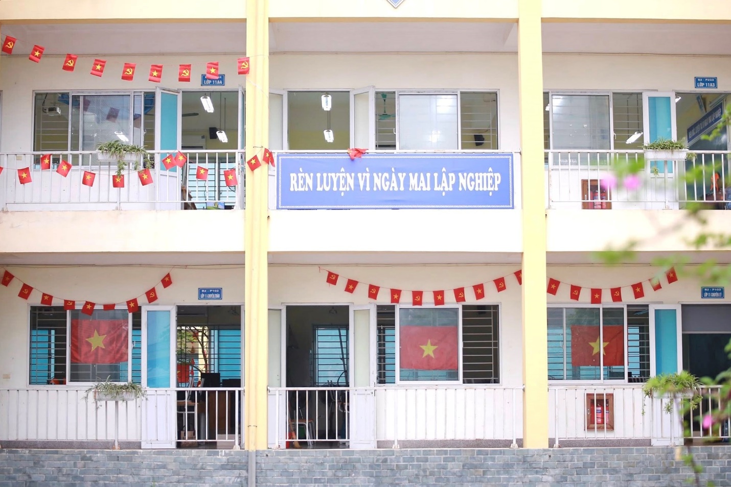 Hệ thống cơ sở vật chất của trường luôn được đầu tư phát triển