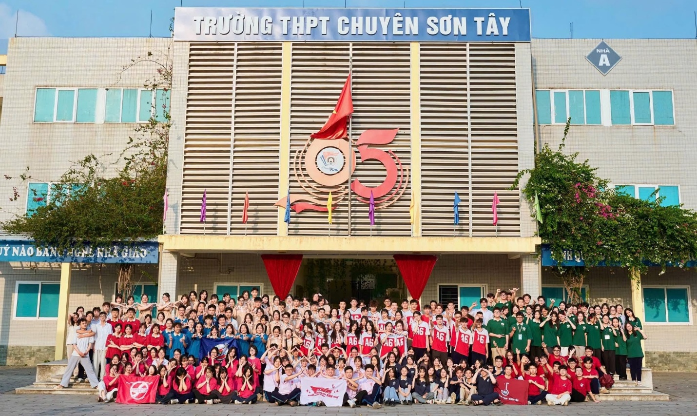 Trường THPT chuyên Sơn Tây có bề dày thành tích học tập tốt với nhiều thế hệ học sinh xuất sắc