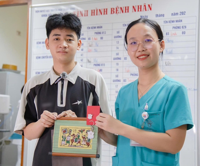 Huy Bách chụp ảnh cùng bác sĩ điều trị tại Viện Huyết học - Truyền máu Trung ương (Ảnh: Viện Huyết học - Truyền máu Trung ương)