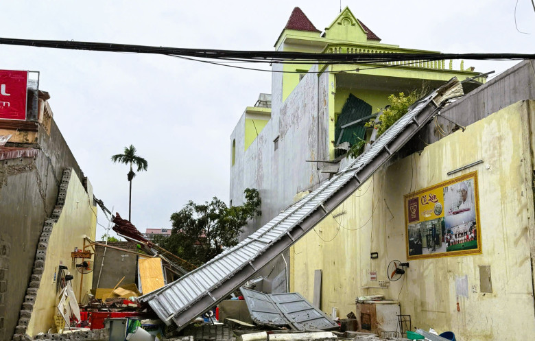 Một ngôi nhà tan hoang sau giông lốc