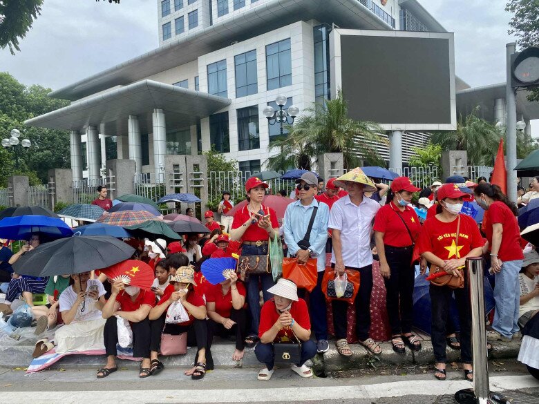 Mọi người sẵn sàng ô dù, bật tung để che nắng, hân hoan trong ngày lễ lớn của dân tộc 