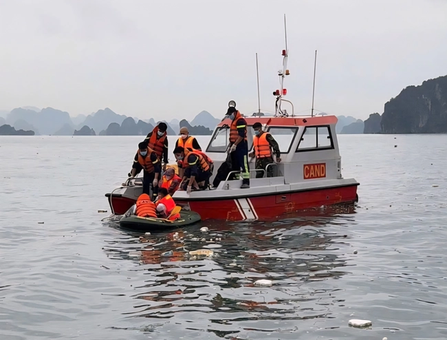 Lực lượng chức năng tìm kiếm nạn nhân vụ lật tàu du lịch trên vịnh Hạ Long. Ảnh: Báo Quảng Ninh