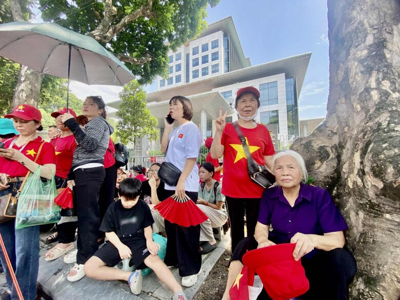 Hai chị em bà Cẩn và bà Phượng đến sớm, ngồi chờ xem diễu binh