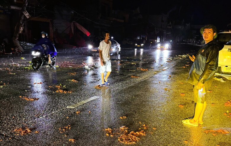 Mái ngói nhà dân bị giông lốc thổi bay ra đường