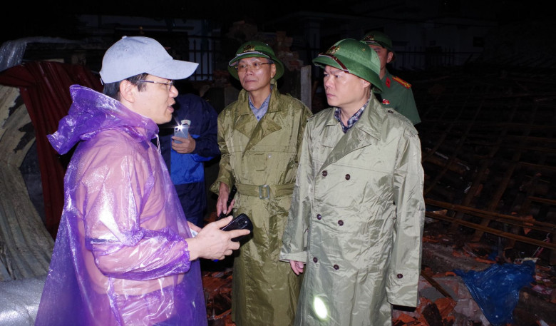 Thiếu tướng Nguyễn Hữu Mạnh, Giám đốc Công an tỉnh Ninh Bình (bên phải), trực tiếp tới hiện trường vụ giông lốc chỉ đạo khắc phục hậu quả. Ảnh: Công an Ninh Bình