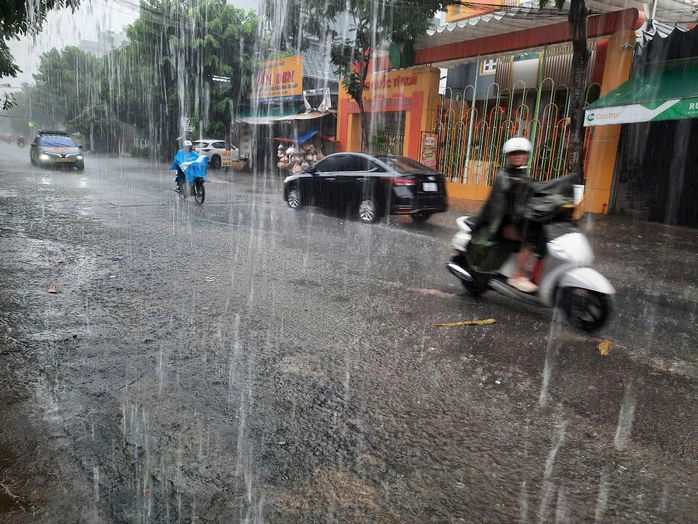 Từ 12 giờ ngày 8-9, TP HCM đã bắt đầu mưa rải rác, nhiều khu vực mưa vừa hoặc mưa to gián đoạn