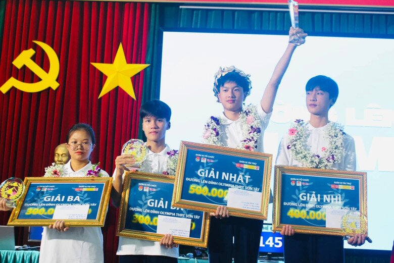 Bách Hiệp giành ngôi vị cao nhất trong cuộc thi ở trường