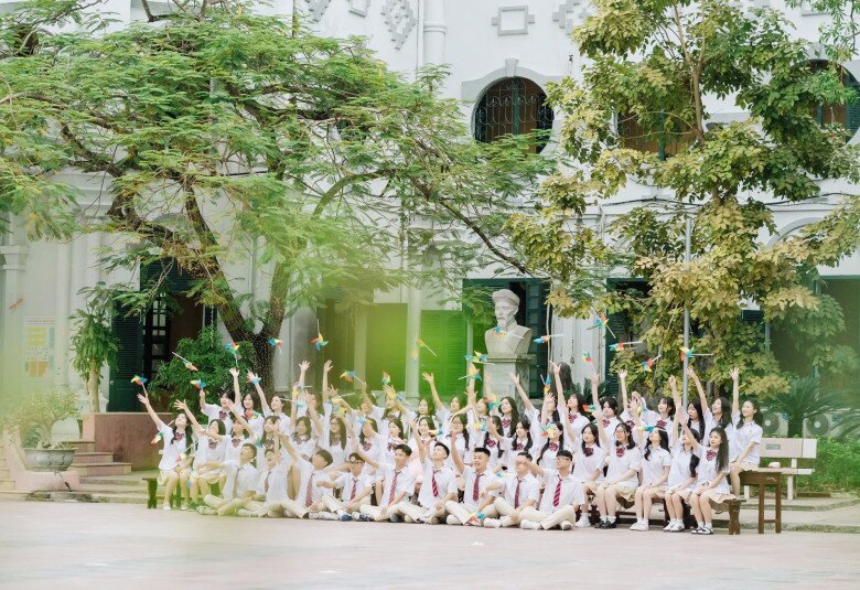 Khuôn viên xanh ngát với vẻ đẹp nhuốm màu thời gian