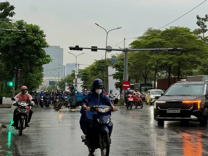 Cơn mưa tiếp tục kéo dài đến 17 giờ và chưa có dấu hiệu tạnh