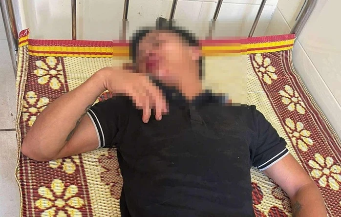 Anh T. đang nằm điều trị tại bệnh viện sau khi bị đánh