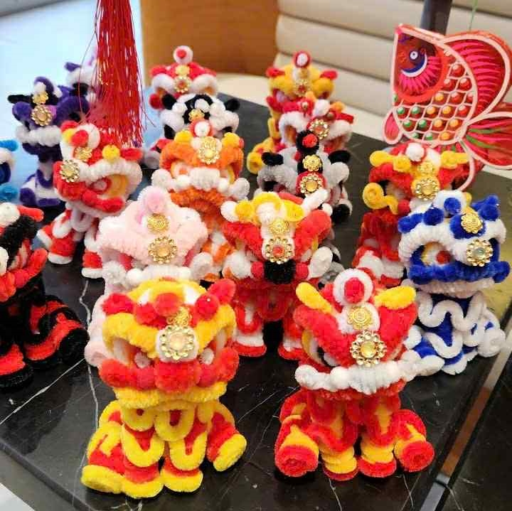 Những chú lân mini được tạo ra từ đôi bàn tay khéo léo của Phát