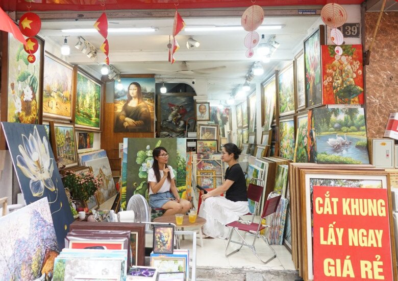 Ngày thường, tranh được bày khắp cửa hàng, nhưng đến hôm xem diễu binh, chị Phương Anh sẽ dọn dẹp để khoảng trống lớn trước của hàng phục vụ mọi người