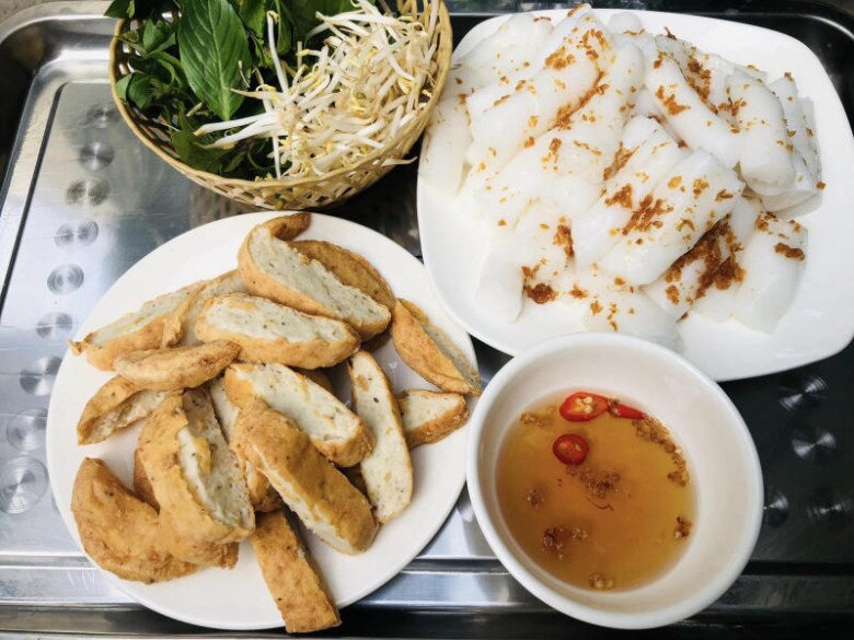 Bánh mướt được ăn với nhiều topping khác nhau