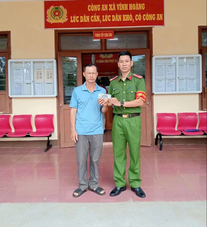 Ông Nguyễn Sư Trung mang số tiền lớn tài cây ATM đến cơ quan công an giao nộp, mong sớm tìm được chủ nhân. Ảnh: CAX Vĩnh Hoàng
