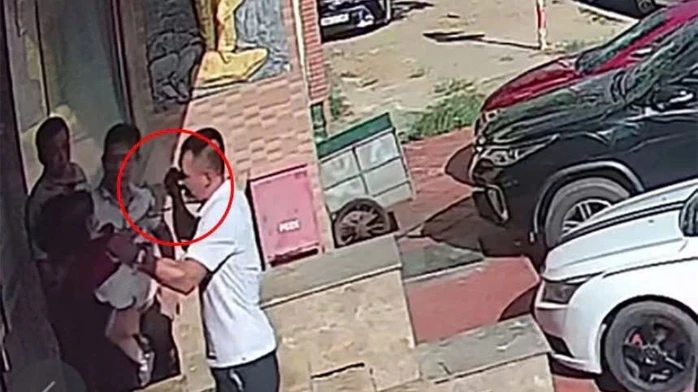 Khoảnh khắc anh T. bị nhóm người lao vào hành hung được camera ghi lại