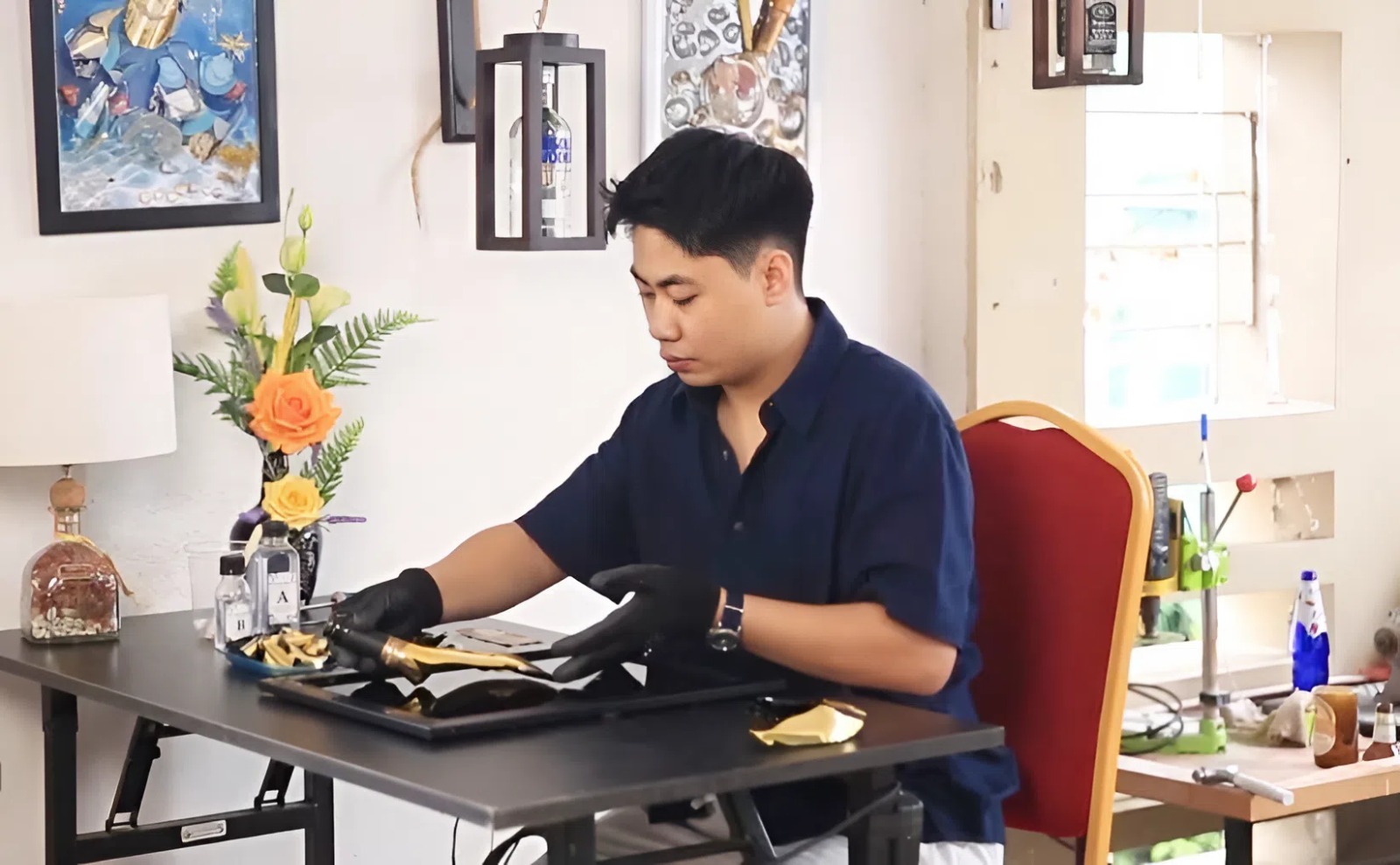 Mỗi công đoạn đều đòi hỏi sự tỉ mỉ, sáng tạo
