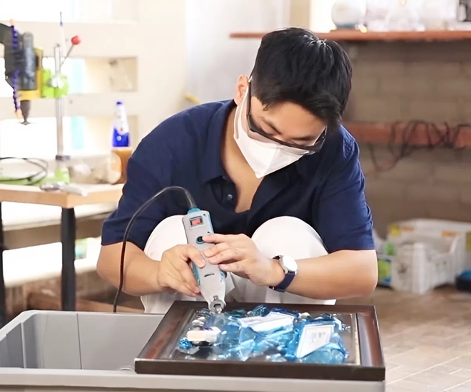 Chàng trai trẻ say mê với công việc tái chế