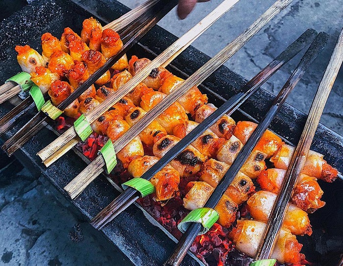 Chả tôm Thanh Hóa phải được nướng trên bếp than
