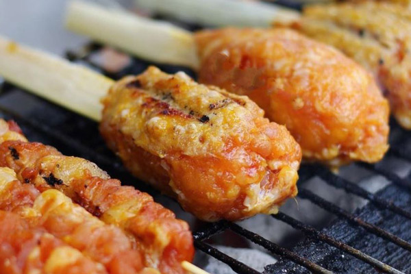 Đừng quên thưởng thức chạo tôm lụi mía khi tới Huế