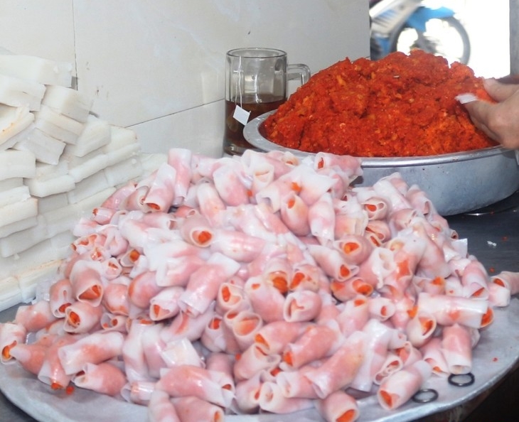 Cách chế biến chả tôm cầu kỳ, tỉ mỉ