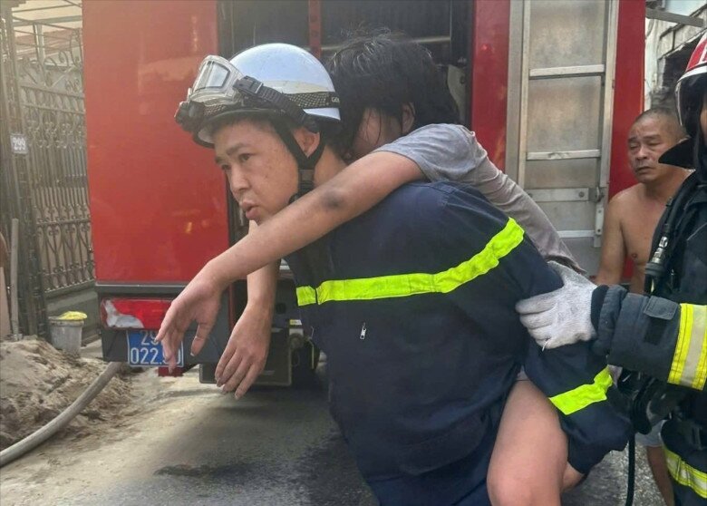 Lực lượng PCCC đưa nạn nhân mắc kẹt ra ngoài an toàn.