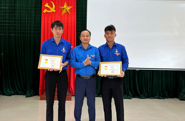 Đoàn viên Võ Hoàng Vũ và Nguyễn Võ Huy Công vinh dự được tặng Huy hiệu “Tuổi trẻ dũng cảm”.