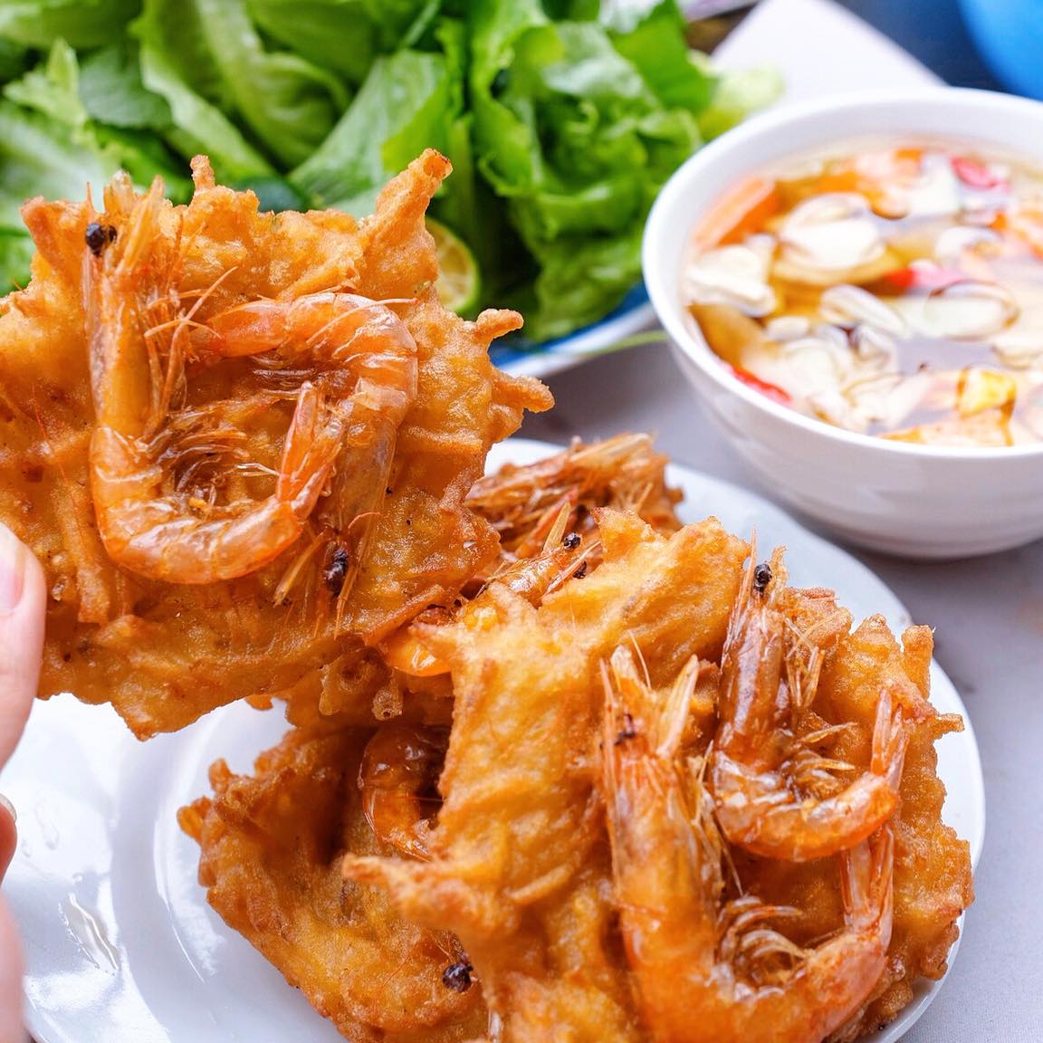 Bánh tôm Hồ Tây nổi tiếng thơm ngon