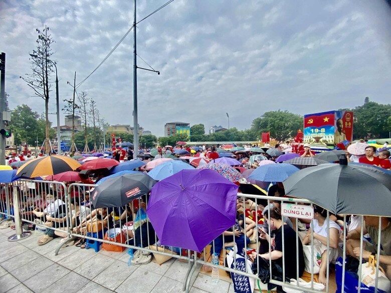 Khu vực ngã tư Hùng Vương - Trần Phú, người dân đến từ rất sớm và ngồi chờ 