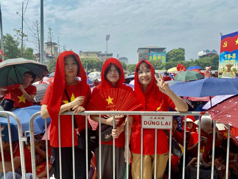 Cô Tâm và hai con đã đến sớm và giữ cho mình một vị trí đẹp