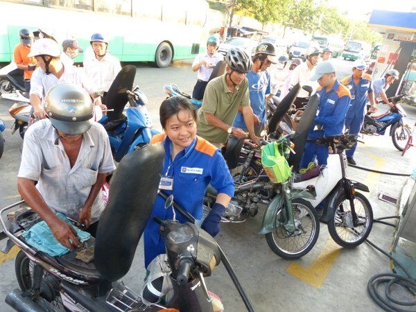 Giá xăng giảm nhẹ