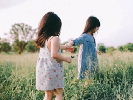 Em nuôi về Việt Nam rồi mất liên lạc, chị tìm kiếm nửa vòng trái đất, 60 năm sau gặp lại nhau trong nước mắt