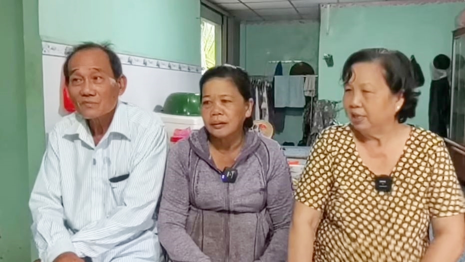 Cả 3 người đã trò chuyện cùng nhau