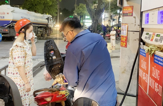 Giá xăng được dự báo sẽ giảm trong kỳ điều hành ngày mai (14/8). Ảnh: Nguyễn Khánh
