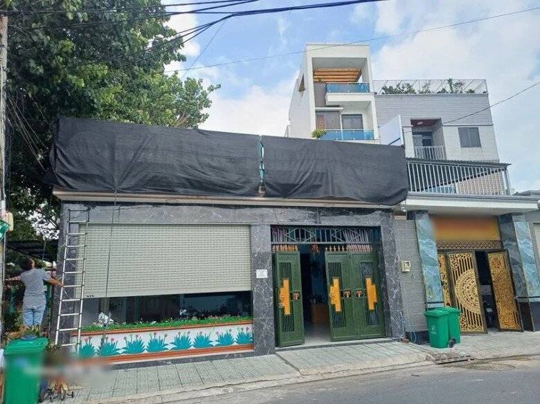 UBND đã yêu cầu chủ cơ sở giữ trẻ không phép chấm dứt hoạt động, tháo dỡ bảng hiệu. Ảnh: NT