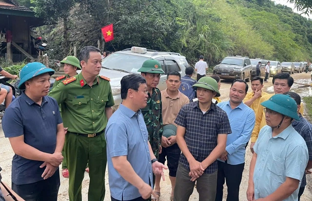 Bí thư Tỉnh ủy Nguyễn Đức Trung yêu cầu cấp ủy, chính quyền và cả hệ thống chính trị xã Chiêu Lưu phải chủ động, tích cực giúp đỡ, hỗ trợ những gia đình bị thiệt hại trong đợt lũ.