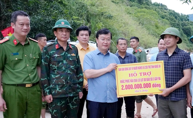 Bí thư Tỉnh ủy Nguyễn Đức Trung đã trao tặng 2 tỷ đồng của Ban vận động quỹ vì người nghèo và cứu trợ tỉnh Nghệ An cho xã Chiêu Lưu.
