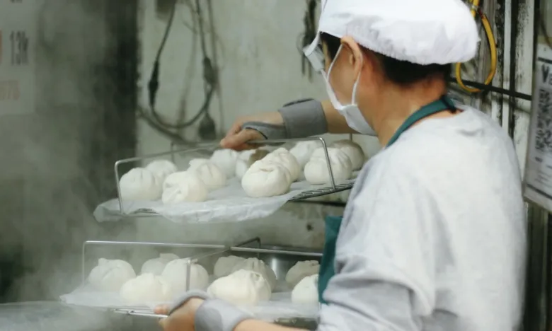 Từng công đoạn tỉ mỉ cho ra lò bánh bao thơm ngon 