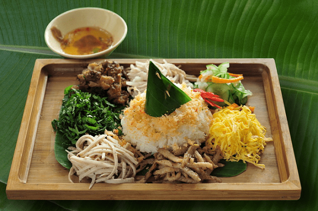 Cơm âm phủ ngày nay rất phổ biến