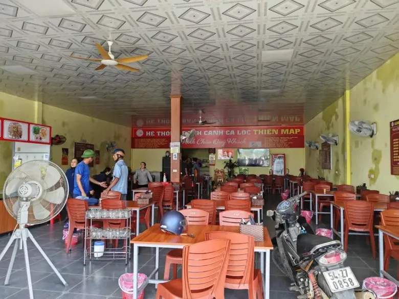 Người dân, người thân bàng hoàng khi phát hiện sự việc.